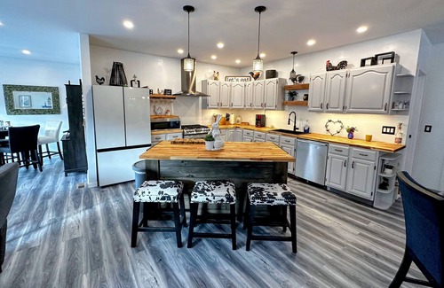 Littleton House | 37PA Superbly appointed riverfront home in LIttleton! Skiing, hiking, firepit, wifi, dog friendly!