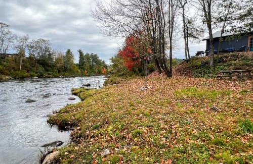Littleton House | 37PA Superbly appointed riverfront home in LIttleton! Skiing, hiking, firepit, wifi!