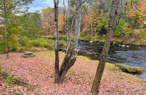 Littleton House | 37PA Superbly appointed riverfront home in LIttleton! Skiing, hiking, firepit, wifi!