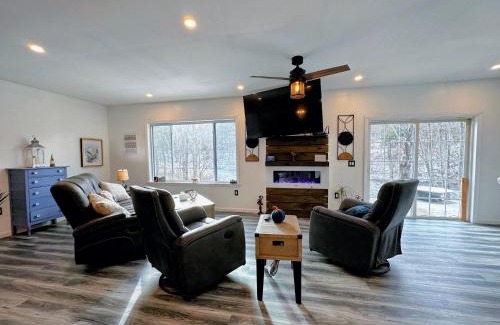 Littleton House | 37PA Superbly appointed riverfront home in LIttleton! Skiing, hiking, firepit, wifi!