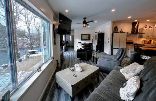Littleton House | 37PA Superbly appointed riverfront home in LIttleton! Skiing, hiking, firepit, wifi!