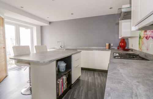 Walton on the Naze Cottage | 38 THE PARADE, country holiday cottage in Walton-On-The-Naze