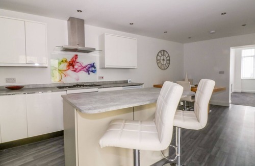 Walton on the Naze Cottage | 38 THE PARADE, country holiday cottage in Walton-On-The-Naze