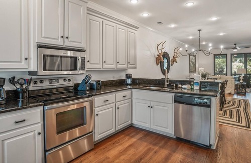 Saint Helena Island House | 389 Wahoo Dr