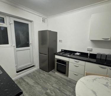 West Ham Apartment | 38LYW Large Ensuite Room - Stratford, London