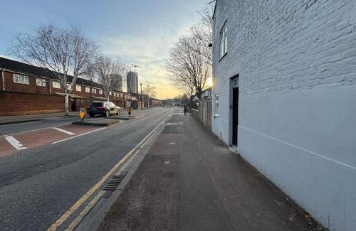West Ham Apartment | 38LYW Large Ensuite Room - Stratford, London