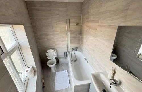 West Ham Apartment | 38LYW Large Ensuite Room - Stratford, London