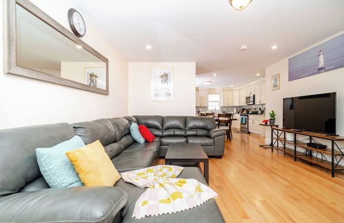 Quincy House | 39 - 3BR - Quincy Stunning Townhouse near Adams