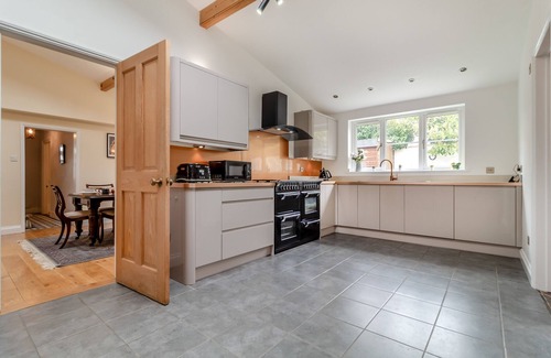 Halesworth House | 39 London Road - Four Bedroom House, Sleeps 7