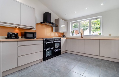 Halesworth House | 39 London Road - Four Bedroom House, Sleeps 7