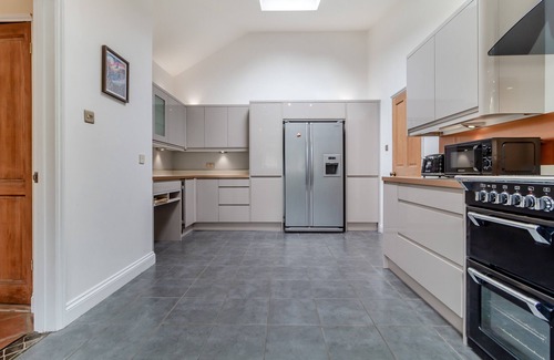 Halesworth House | 39 London Road - Four Bedroom House, Sleeps 7