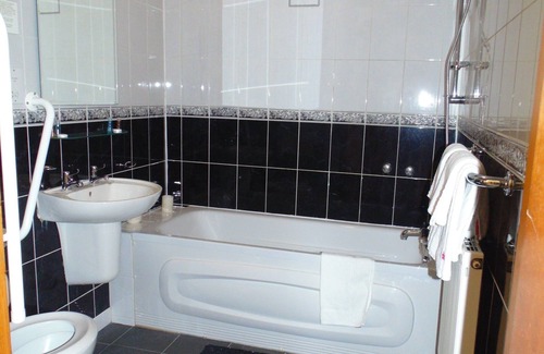 London Borough of Hounslow Apartment | 39 Sri Gandha is located in New Bedfont.