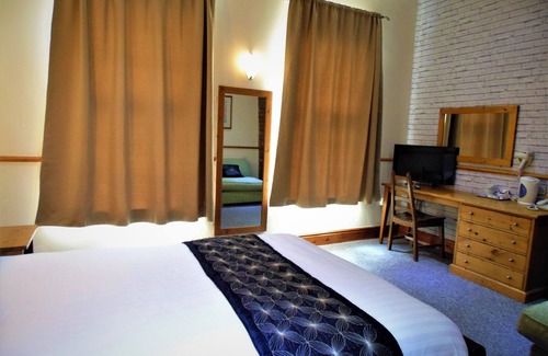 London Borough of Hounslow Apartment | 39 Sri Gandha is located in New Bedfont.