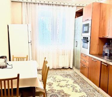 Nur-Sultan Apartment | 390 с кондиционером и потрясающим видом на Байтерек c 2 большими кроватями и 2 санузлами