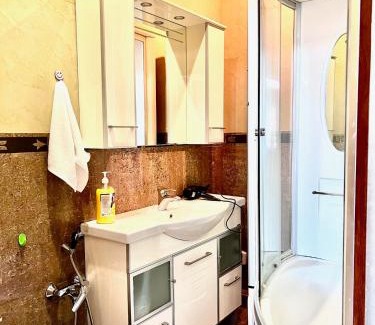 Nur-Sultan Apartment | 390 с кондиционером и потрясающим видом на Байтерек c 2 большими кроватями и 2 санузлами