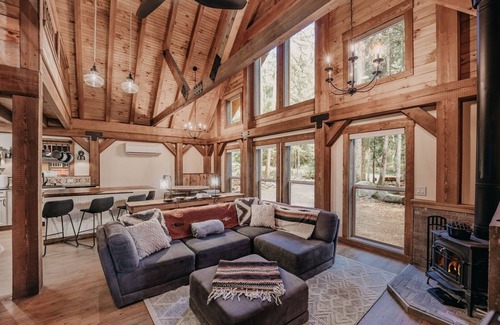 Warnick Cabin | 39GS - Hot Tub - Wi-Fi - Pets OK by RedAwning