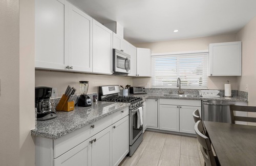 Raisin House | 3B/2Bth Fab Base to Nat'l Parks, EasyA to Airport