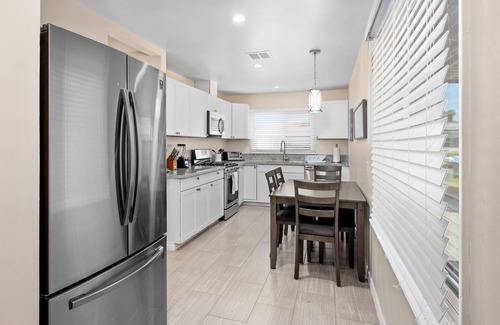 Raisin House | 3B/2Bth Fab Base to Nat'l Parks, EasyA to Airport