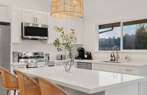 Bremerton House | 3B2B Upper Unit w/Oceanfront & Rainier Views