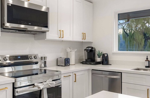 Bremerton House | 3B2B Upper Unit w/Oceanfront & Rainier Views