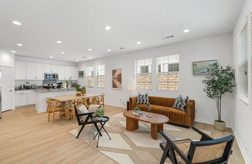 Ontario House | 3B3B Newly renovated 24HSelf CheckIn Free Parking