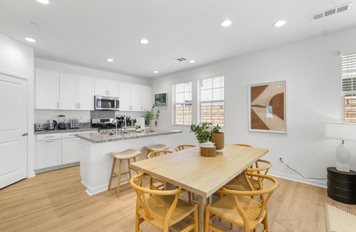 Ontario House | 3B3B Newly renovated 24HSelf CheckIn Free Parking