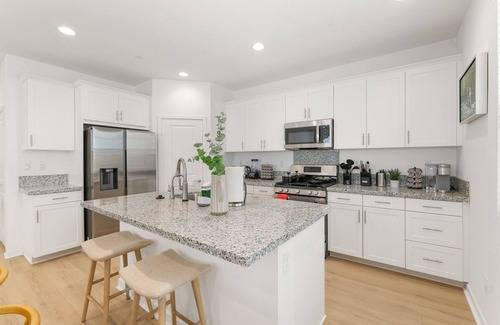 Ontario House | 3B3B Newly renovated 24HSelf CheckIn Free Parking