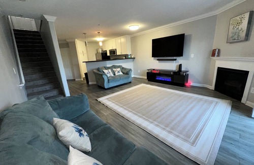 Warner Center House | 3BD/3BA/3Parking TownHouse with Jetted Tub/Hot Tub in Master Bedroom !