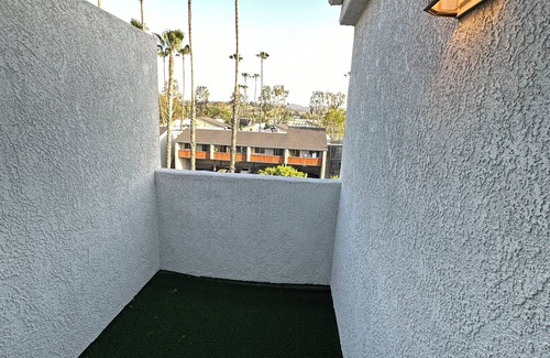 Warner Center House | 3BD/3BA/3Parking TownHouse with Jetted Tub/Hot Tub in Master Bedroom !