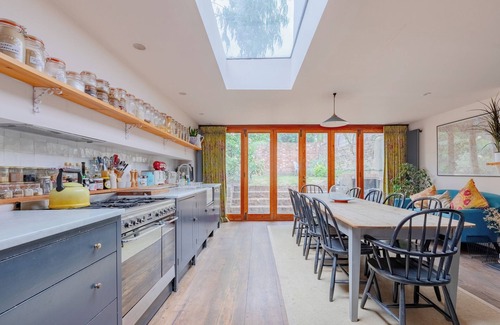 Dartmouth Park House | 3BD Cottage Inspired Home by Hampstead Heath