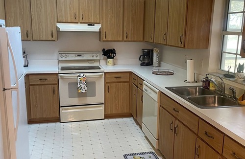 Belleview House | 3BD house sleeps 8-10 Guests, Family Game Room.