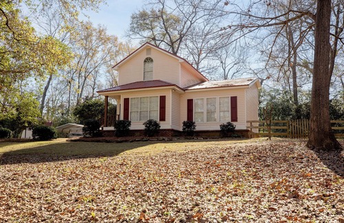 Kathleen House | 3BD | Large Yard | Family & Pet Friendly