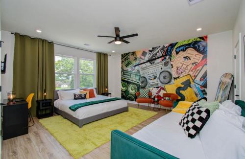 Greater Third Ward House | 3bd-Rooftop Movie Theater-BBQ-Retro Music Theme-Downtown 8mins
