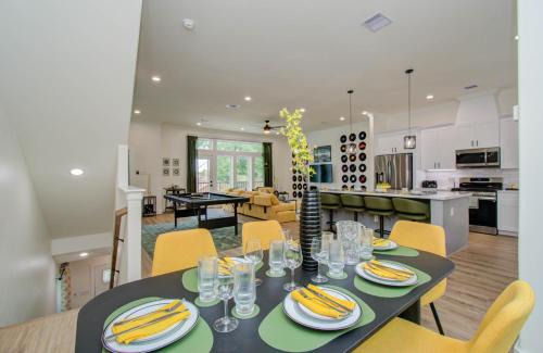 Greater Third Ward House | 3bd-Rooftop Movie Theater-BBQ-Retro Music Theme-Downtown 8mins