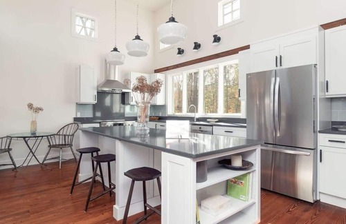 Kerhonkson House | 3BD Samsonville USA: Kerhonkson Modern Farmhouse