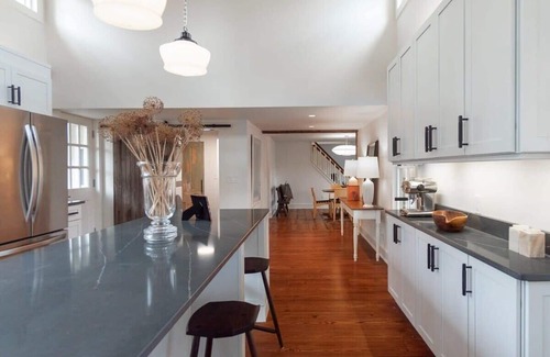 Kerhonkson House | 3BD Samsonville USA: Kerhonkson Modern Farmhouse