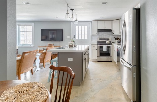 Marlyville - Fontainebleau Apartment | 3BDR Eclectic Apartment - For Families - Quiet - just walk to Tulane University