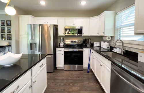 Jeffersonville House | 🛏️3BDR ✅New Brand ⚡️🚘EV Charger 👶🐶Baby & Pet Friendly