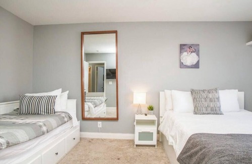 Chinatown House | 3BDRM/3 baths w/Pool 10 mins from strip.Perfect for seasonally/professionals