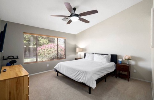 South Mountain House | 3BDRM home |KING bed|Private backyard|WFH
