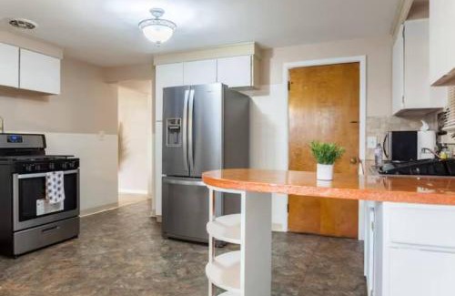 Cheektowaga House | 3bdrooms In Pinehill W Kbeds,entire-airport,sfh