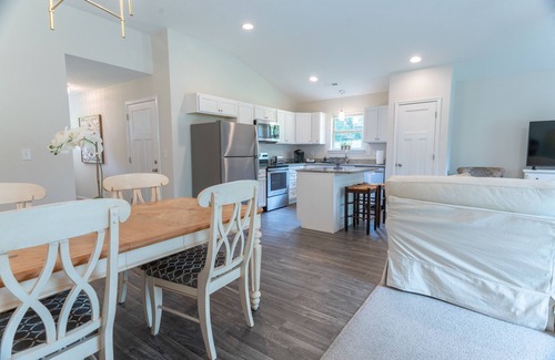Greer House | 3Bed/2Bath Ritzy 3 of 3