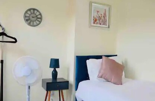 Wolverton House | 3Bed House Free Parking and Garden* Perfect For Family Relocation or Contractor