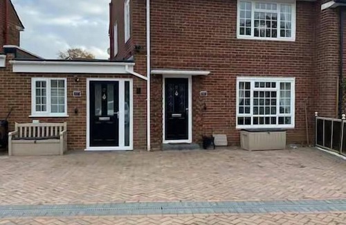 Bracknell House | 3bed House, Sleeps 7 - Hot Tub, Garden, Parking