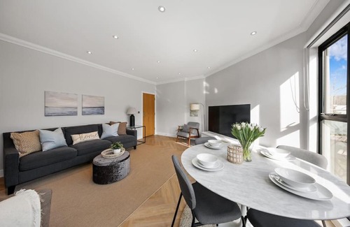 Southfields Apartment | 3bed Penthouse 10min to Wimbledon tennis courts
