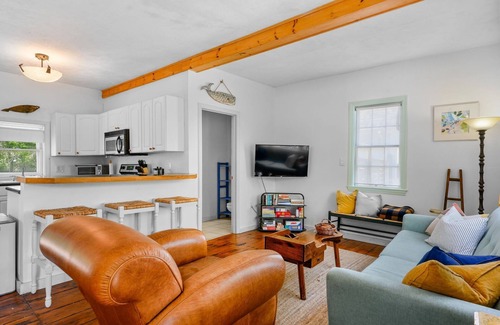 West Harwich House | 3bedroom, 1.5 bathroom carriage house near beach and other amenities