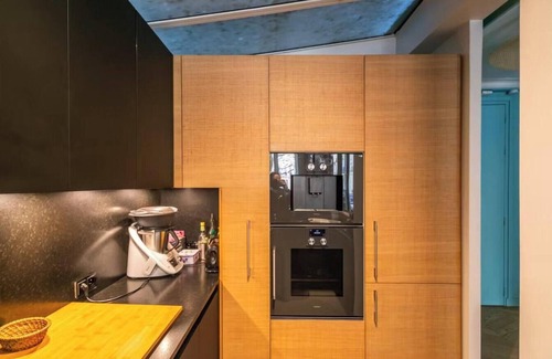 Clignancourt Apartment | 3bedroom close to the iconic Arc de Triomphe & Champs Elysees