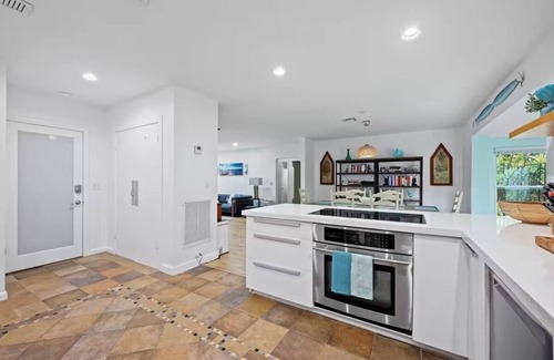 Old Northwood Historic District House | 3Bedroom home w/Hot Tub, Downtown West Palm Beach across from Palm Beach Island