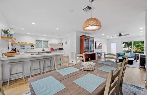 Old Northwood Historic District House | 3Bedroom home w/Hot Tub, Downtown West Palm Beach across from Palm Beach Island