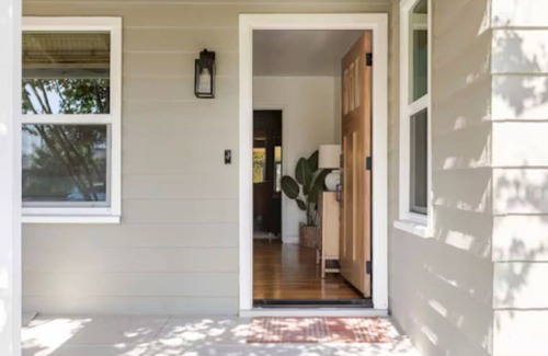 Bakersfield House | 3bedroom house close to several hospitals w/HOT TUB in pleasant La Cresta area.